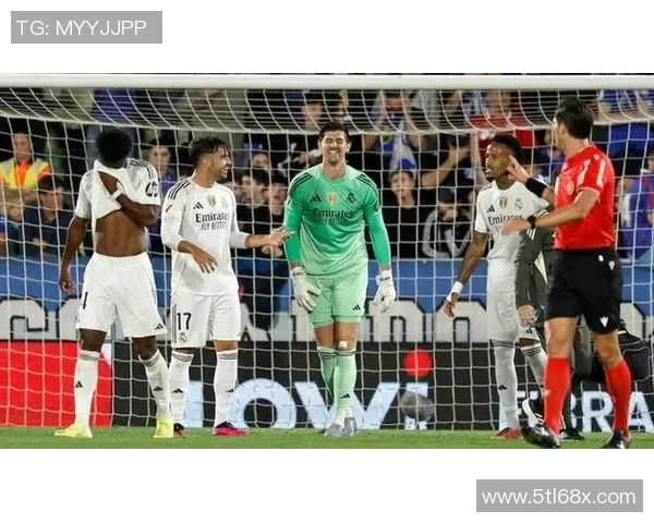 库尔图瓦:守护者的传奇之路与足球世界的辉煌成就 库尔图瓦:守护者的传奇之路与足球世界的辉煌成就